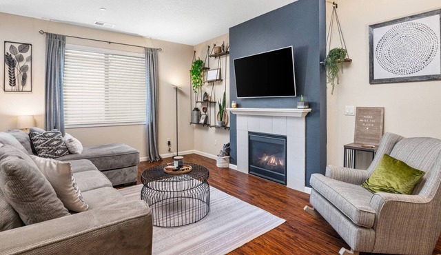 Wonderfully Appointed Suburban Home, Open Layout, Pet Friendly, Steps to Park, 5 Miles to Vancouver in Vancouver