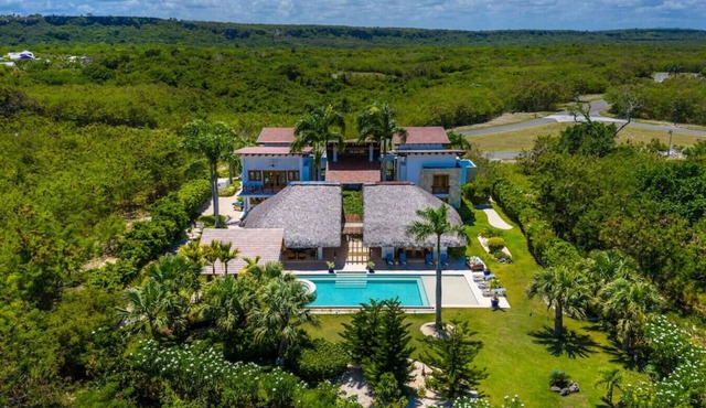 Yarari 17: Private sanctuary near golf course w/staff, pool & Jacuzzi