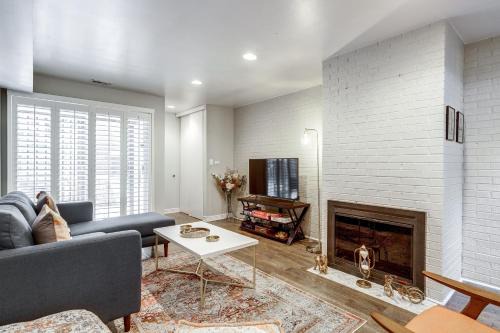 Charming & Bright Multilevel Townhome with Parking in Chicago