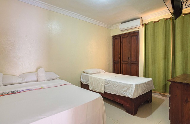 Modern 1-Bedroom Apartment with Private Balcony Fast Wi-Fi Free Parking