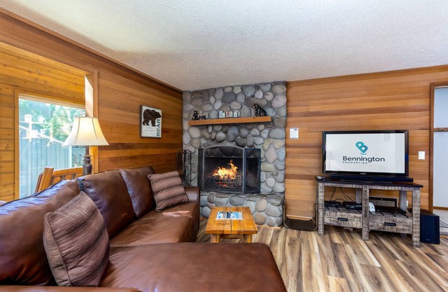 Ping Pong, Pool Table (3/4 size), Enclosed Deck, Hot Tub & Sun Room - LARK12 in Sunriver