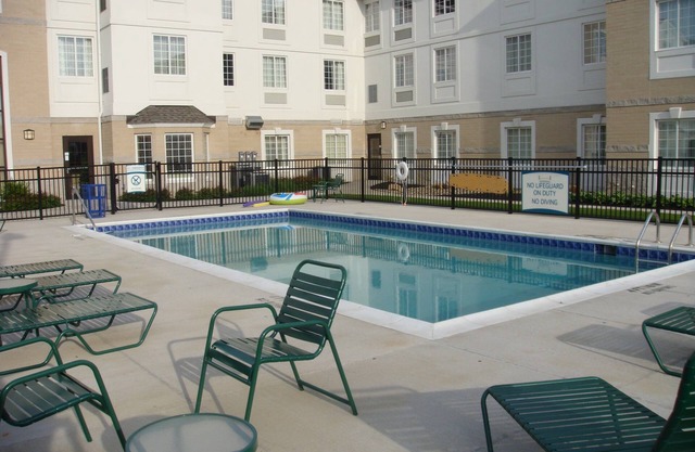 Queen Studio | 24-Hour Business Center, Fitness Center + Free Daily Breakfast in Mayfield Heights
