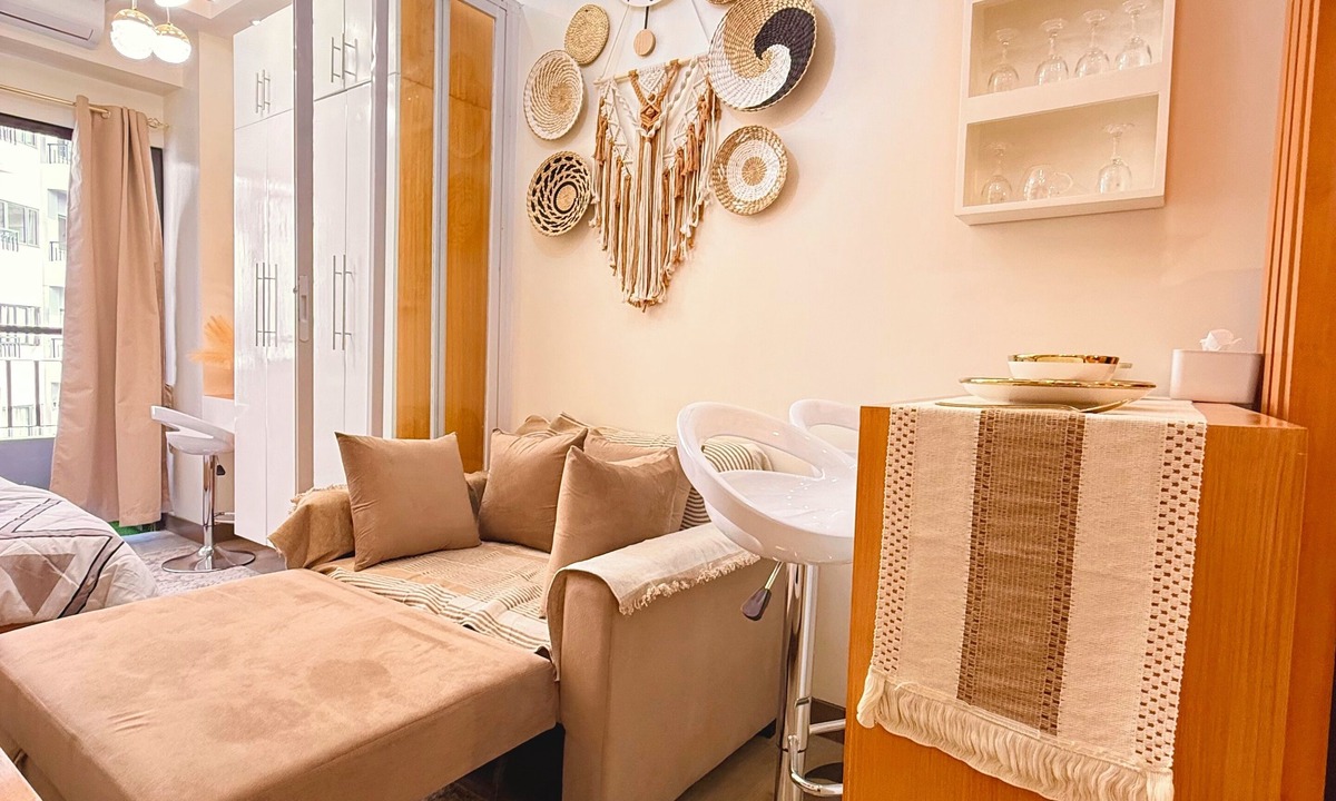 Don Bosco Condo | Steps to SM Bicutan w/Balcony/Near Airport/D+/FLX/Karaoke/Wifi