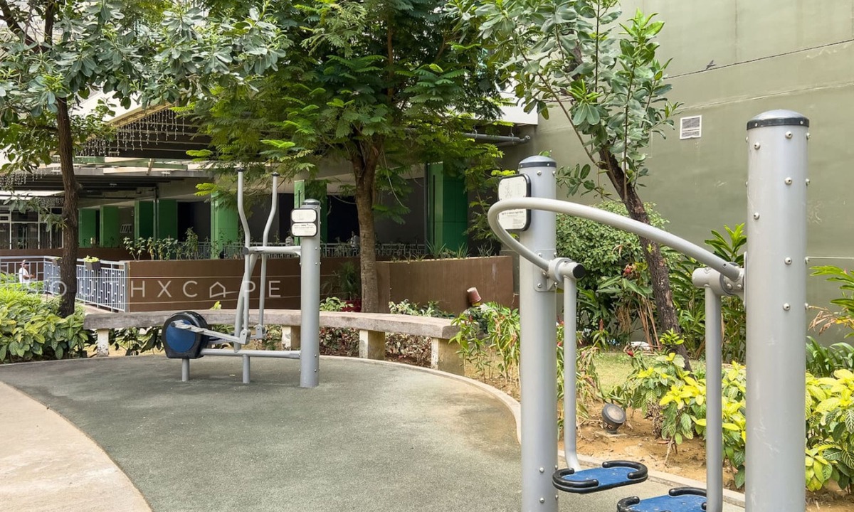 Lahug Apartment | Newly Renovated 1BR in IT Park—WiFi, Netflix+Pool