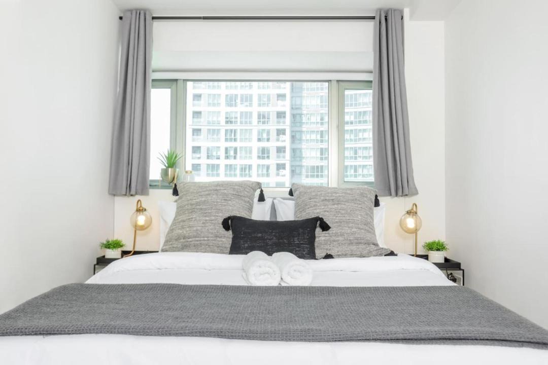 Bonifacio Global City Apartment | Julias Upscale Airy Getaway 1 BR Golf View