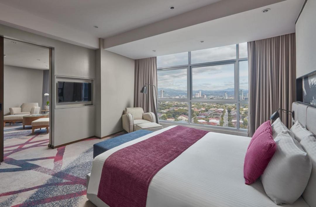 Ortigas Center Hotel | Crowne Plaza Manila Galleria by IHG