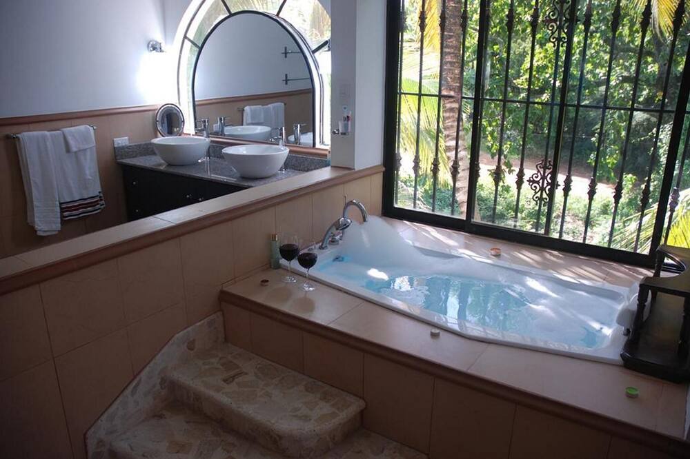 Photo of Bathroom in Los Cerros