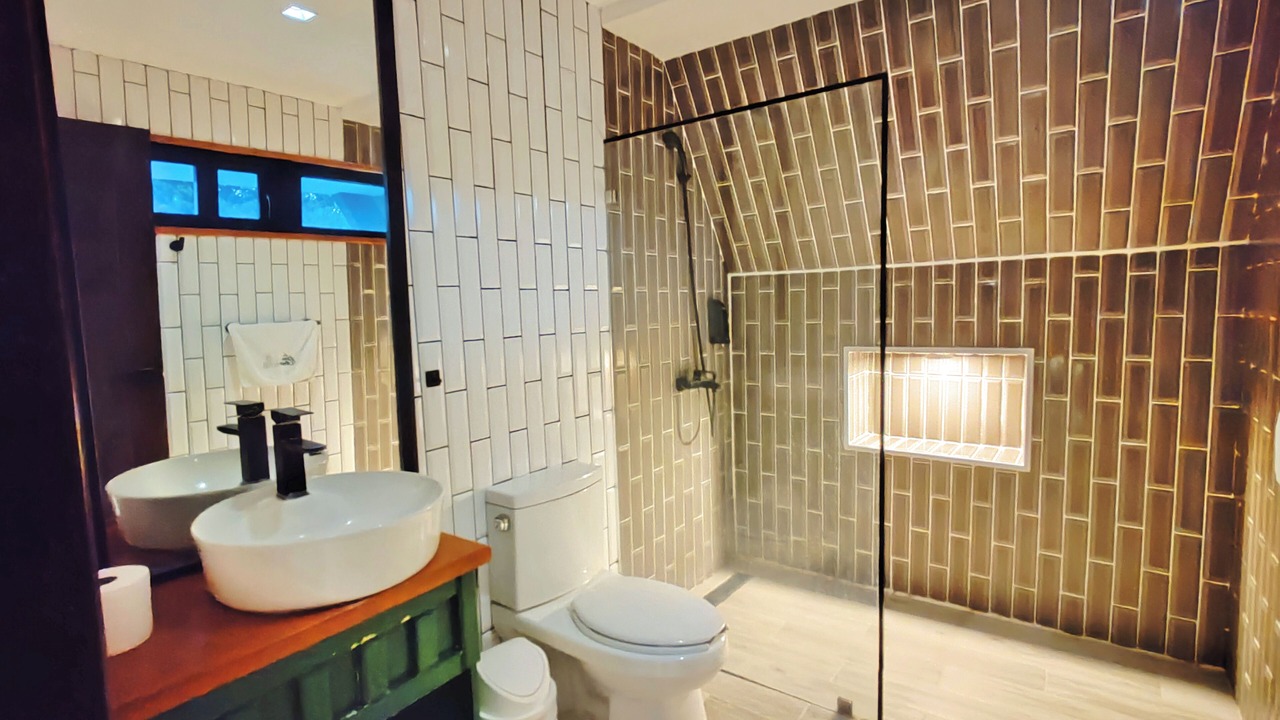 Photo of Bathroom in Pedro Brand