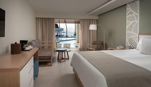 Junior Suite, 1 King Bed, Balcony, Ocean View (Swim-Up)