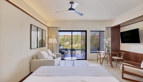 Aqua Junior Suite Swim-Up Pool View