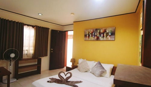 Deluxe Queen Room (2 Adults)