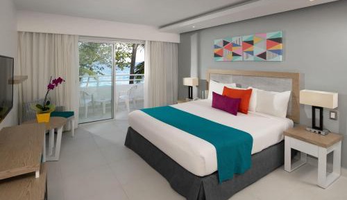 Deluxe King Room - Mobility Accessible with Pool View and Balcony or Terrace/Non-Smoking