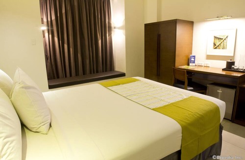 Bagumbayan Hotel | Microtel by Wyndham Acropolis