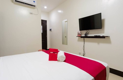 Bago Bantay Hotel | RedDoorz Plus @ EDSA Congressional