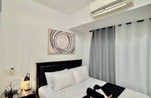 Makati Condo | Stunning 42nd Floor Apt With Netflix