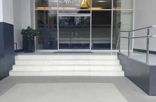 Diliman Condo | Cozy Quezon City Condo With Private Pool w Elevator Access