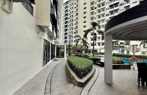 Don Bosco Condo | Steps to SM Bicutan w/Balcony/Near Airport/D+/FLX/Karaoke/Wifi