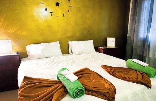 Marilao Apartment | Poolside Apartment - Sleeps 4, Ac & Hot Shower