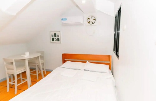 Caloocan Apartment | Charming 3 bedroom boutique, bathtub, 180sq.meters
