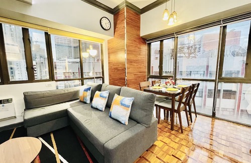 Legazpi Village Apartment | King Bed Corner Oasis @ Greenbelt