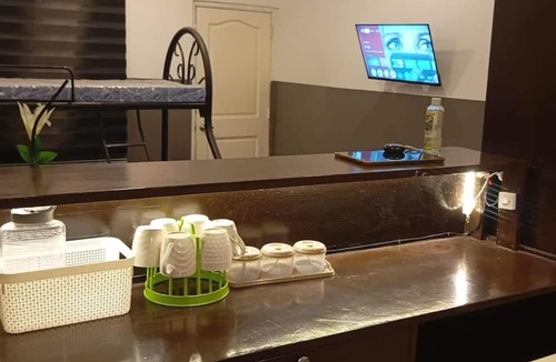Marikina House | Parayno's transient Room in Marikina 2, Free NETFLIX/Centrally Located Place.