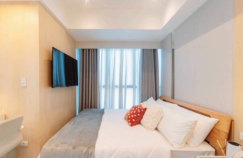 Bonifacio Global City Condo | Cozy, Modern & Newly Renovated/Interiored 2BR+, 2.5 BA w/Parking at Uptown BGC