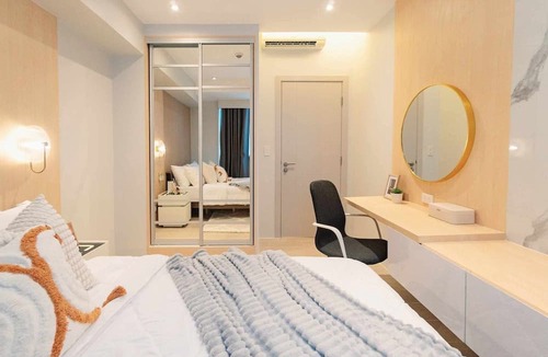 Bonifacio Global City Condo | Cozy, Modern & Newly Renovated/Interiored 2BR+, 2.5 BA w/Parking at Uptown BGC