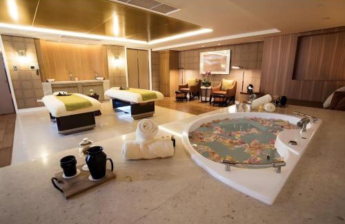 Tambo Apartment | HomeMadeLuxury 1BR Seaview Poolview Near Okada Airport