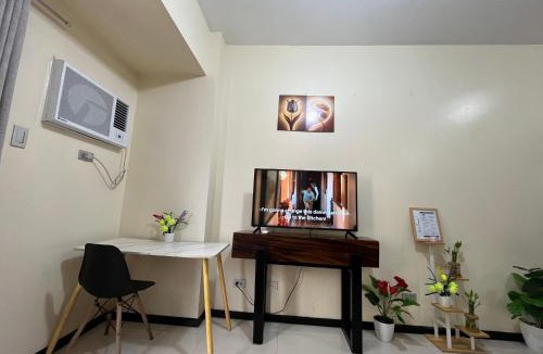 Pasay Apartment | Manila Bay Sunset Suite with Balcony, Fast WiFi, Netflix, Pool, Gym & Sauna, Near MOA, NAIA, PICC & Star City, WFH Ready
