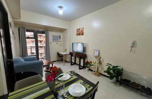 Pasay Apartment | Manila Bay Sunset Suite with Balcony, Fast WiFi, Netflix, Pool, Gym & Sauna, Near MOA, NAIA, PICC & Star City, WFH Ready