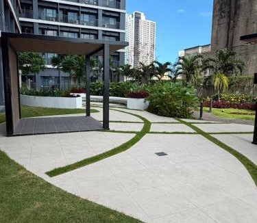 Legazpi Village Apartment | Condo in Red Residences -Self Check-in - Fast Wi-Fi