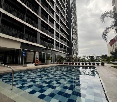 Legazpi Village Apartment | Condo in Red Residences -Self Check-in - Fast Wi-Fi