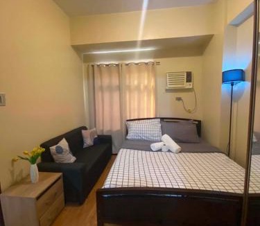 Pasay Apartment | Manila Bay Sunset Suite with Balcony, Fast WiFi, Netflix, Pool, Gym & Sauna, Near MOA, NAIA, PICC & Star City, WFH Ready