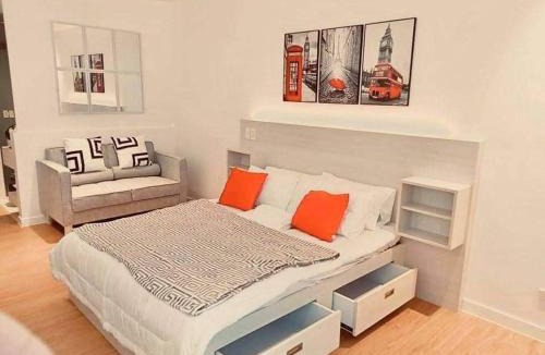 Makati Apartment | Bright Comfy Room w/WiFi near Makati/Manila/Philippines