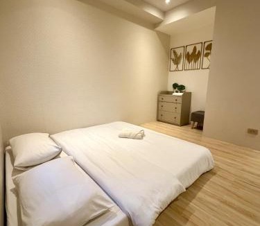 Barangka Ilaya Apartment | 2BR Condo in Mandaluyong with Sunrise View, 65 Inch OLED TV and DisneyPlus