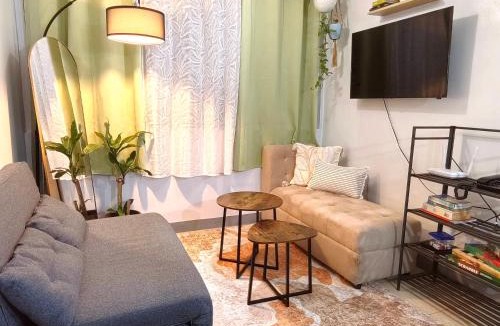 Pembo Apartment | 2BR Condotel in Ridgewood near NAIA Terminal 3, BGC and Venice with Pool, WIFI and Netflix