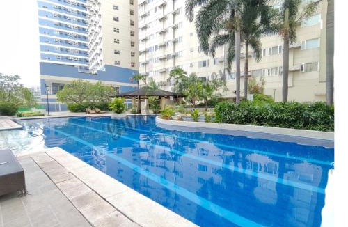 Pembo Apartment | 2BR Condotel in Ridgewood near NAIA Terminal 3, BGC and Venice with Pool, WIFI and Netflix