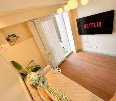 A. Bonifacio Apartment | Queen Bed with 1 Bedroom near Ayala mall Cloverleaf Balintawak