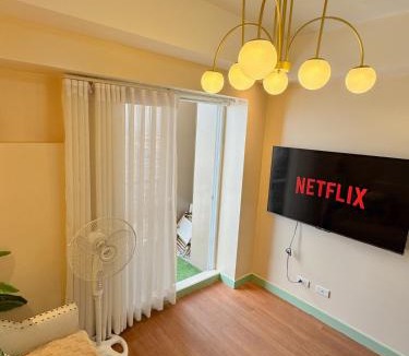 A. Bonifacio Apartment | Queen Bed with 1 Bedroom near Ayala mall Cloverleaf Balintawak