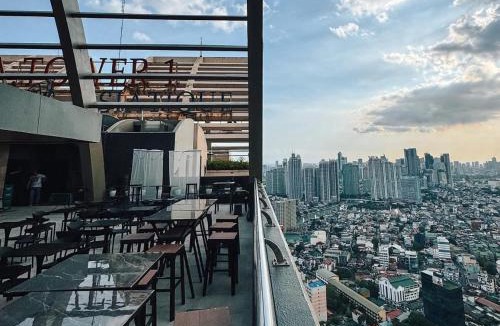 Malamig Apartment | Cozy 2 BR 2 Bath Condo with Netflix and Karaoke near MRT EDSA