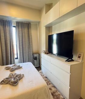 Lahug Apartment | Modern Studio Near IT Park with Pool & Fast WiFi - The Median