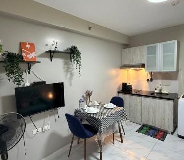 Paranaque Apartment | Monarch Parksuites 1BR with balcony