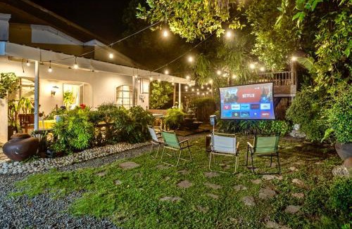 San Vicente House | Spacious 6 Bedroom Private Villa 5 Minutes to Crisologo Sleeps 20