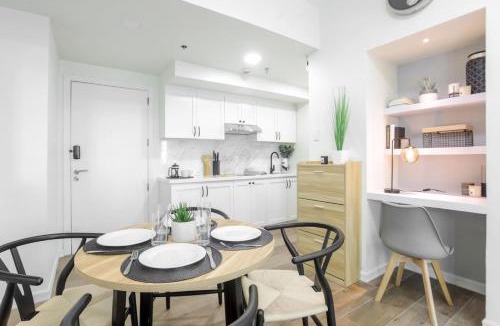 Bonifacio Global City Apartment | Julias Upscale Airy Getaway 1 BR Golf View