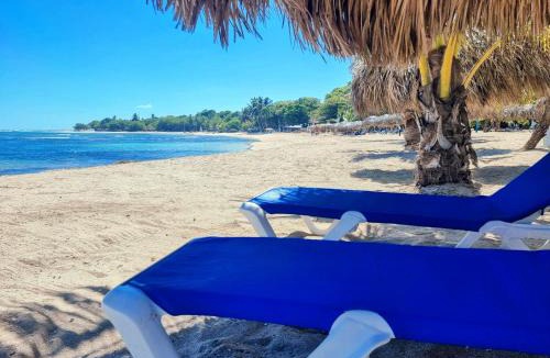 Costambar Apartment | Costambar Ocean Breeze - Beachfront Apartment with Pool