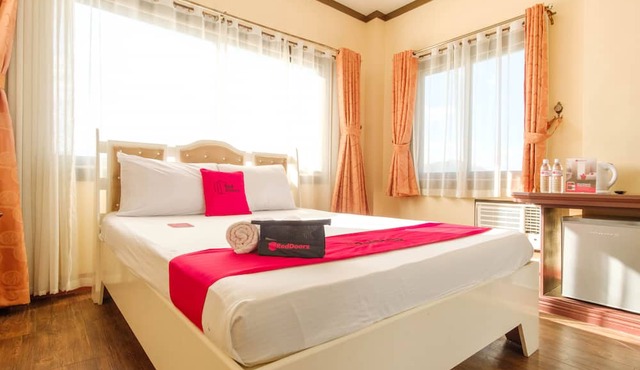 RedDoorz Plus @ Seaborne Hotel Subic Zambales