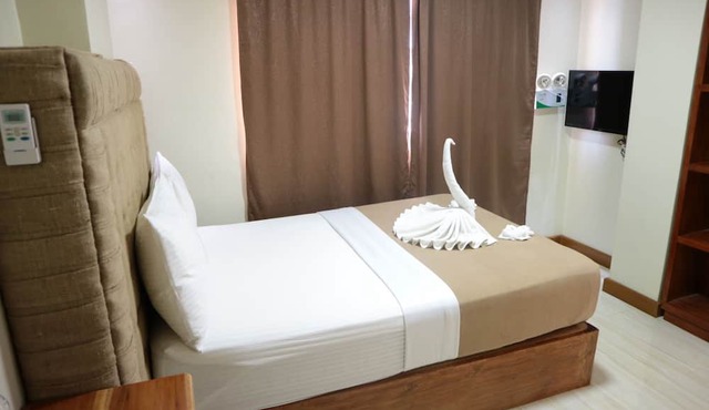 Candice Lucy Hotel