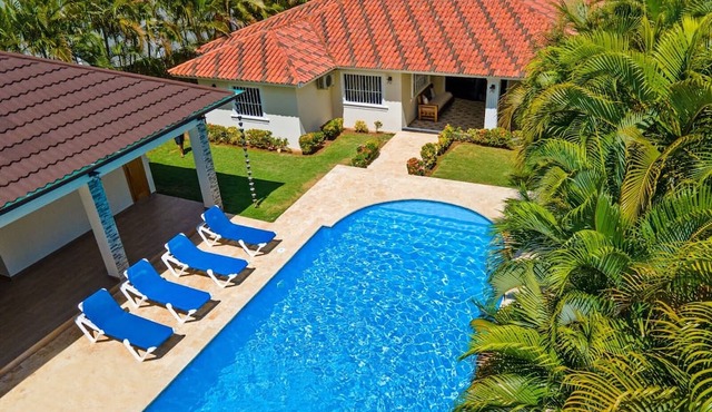 Guest Friendly Villa - 5 BD/Privacy/Walkable/Pool/BBQ/AC