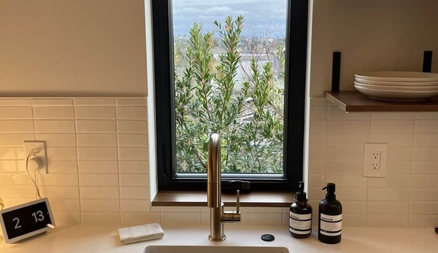 Greenwood Getaway - Modern and New, Walk to Shops in Seattle