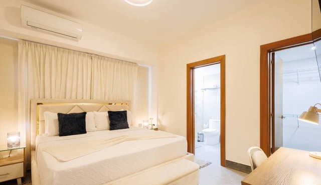 Stylish, Upscale City Center Condo, Pool & Gym